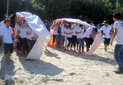 Các học viên tham gia trò chơi bánh xe lăn trên cát